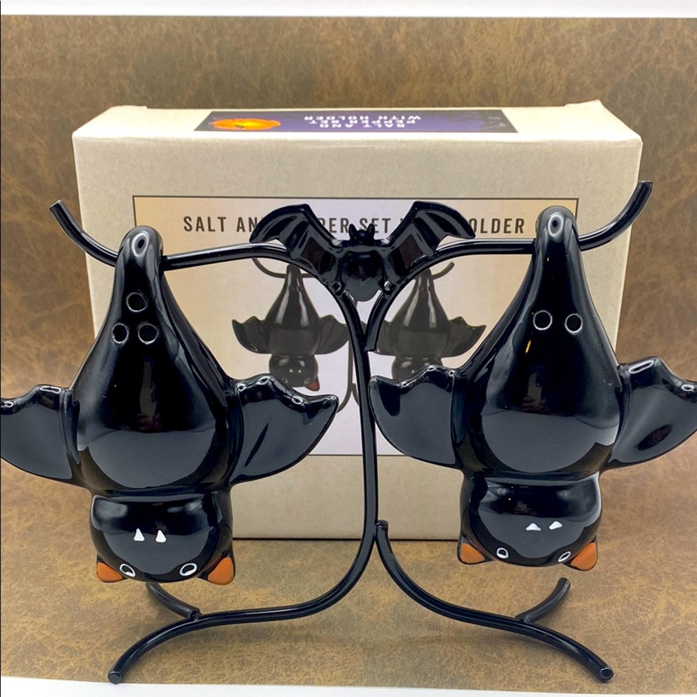 NIB Cracker Barrel Halloween Black Hanging Bat Salt Pepper Shaker With Holder